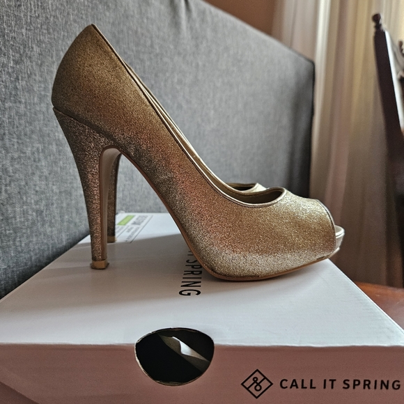 Gold peep toe pumps - Picture 3 of 6